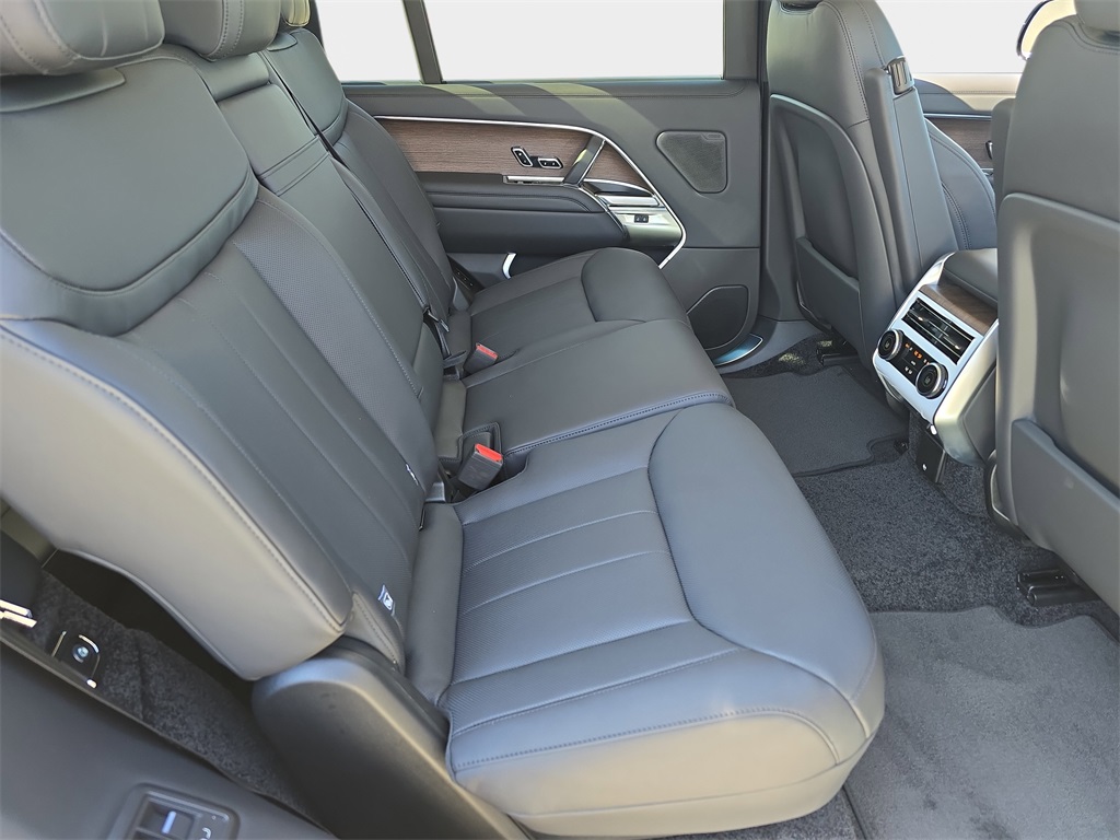 2025 Land Rover Range Rover SE photo 7