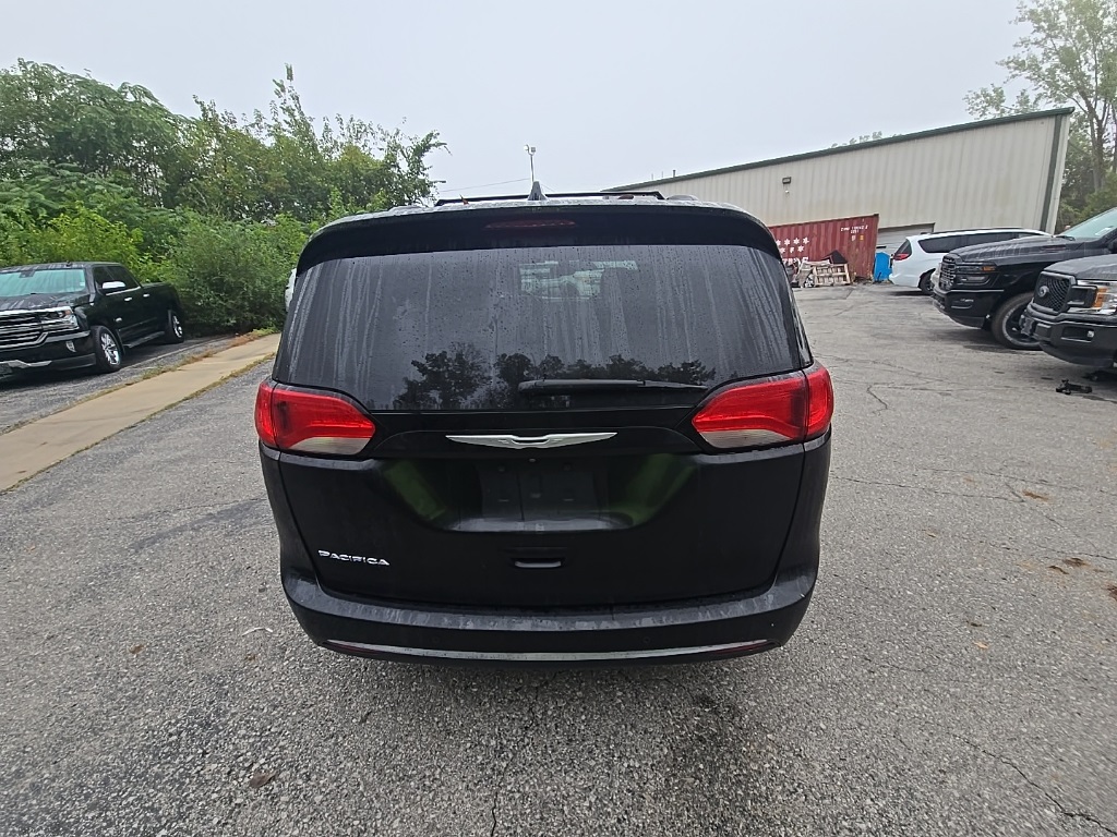 2017 Chrysler Pacifica Touring L photo 6