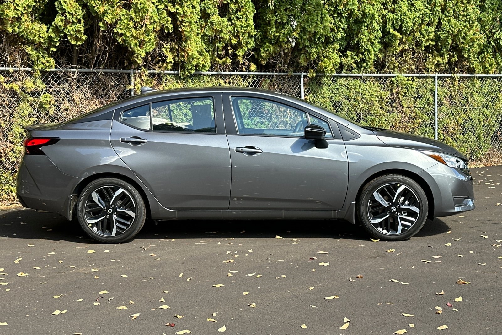 2025 Nissan Versa 1.6 SR photo 3
