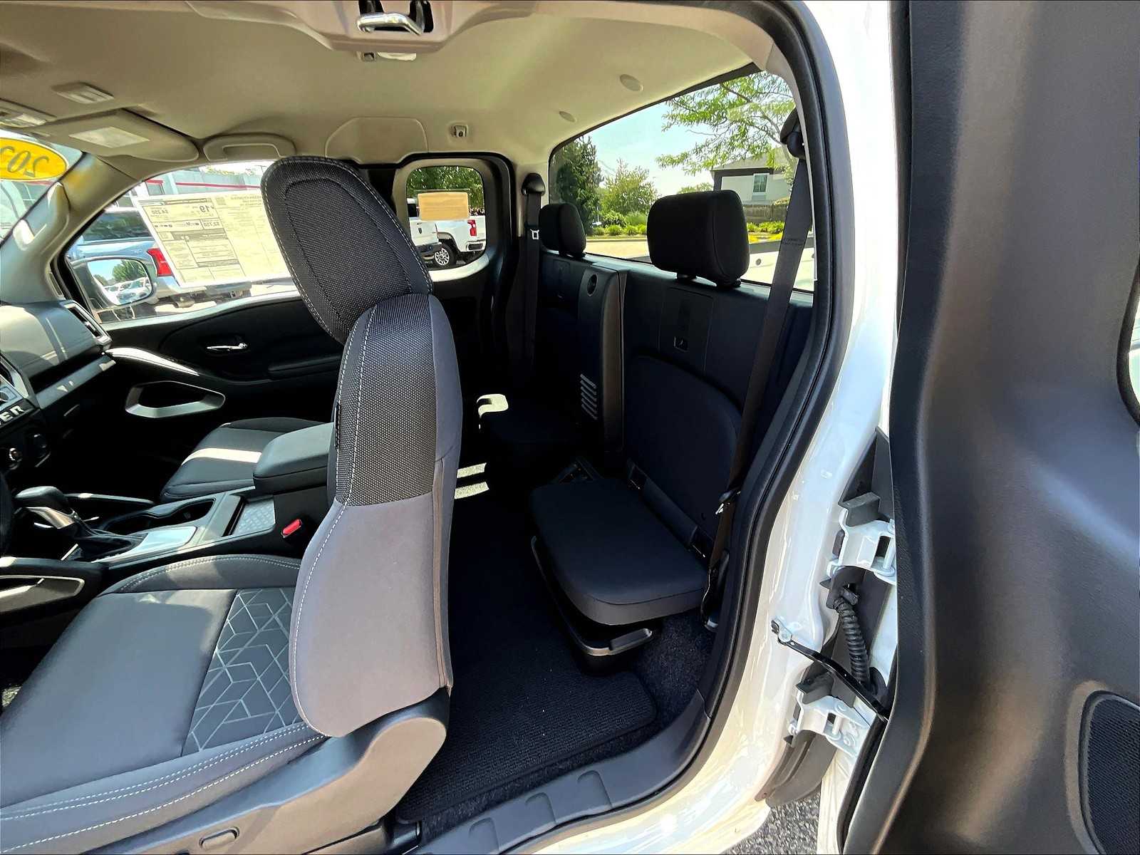 2025 Nissan Frontier SV photo 15