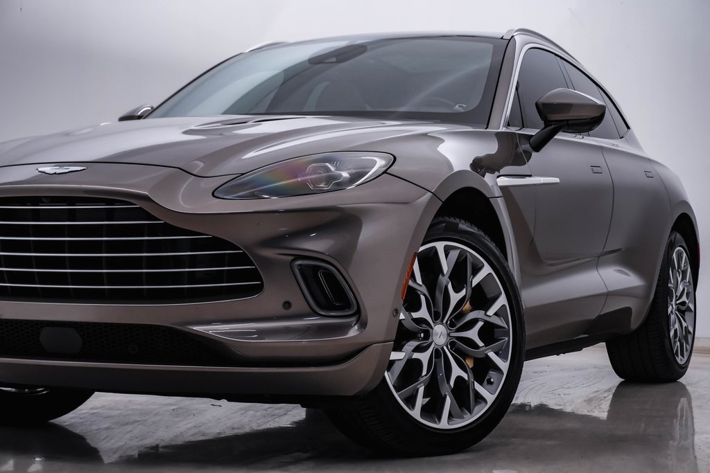 2023 Aston Martin DBX photo 2