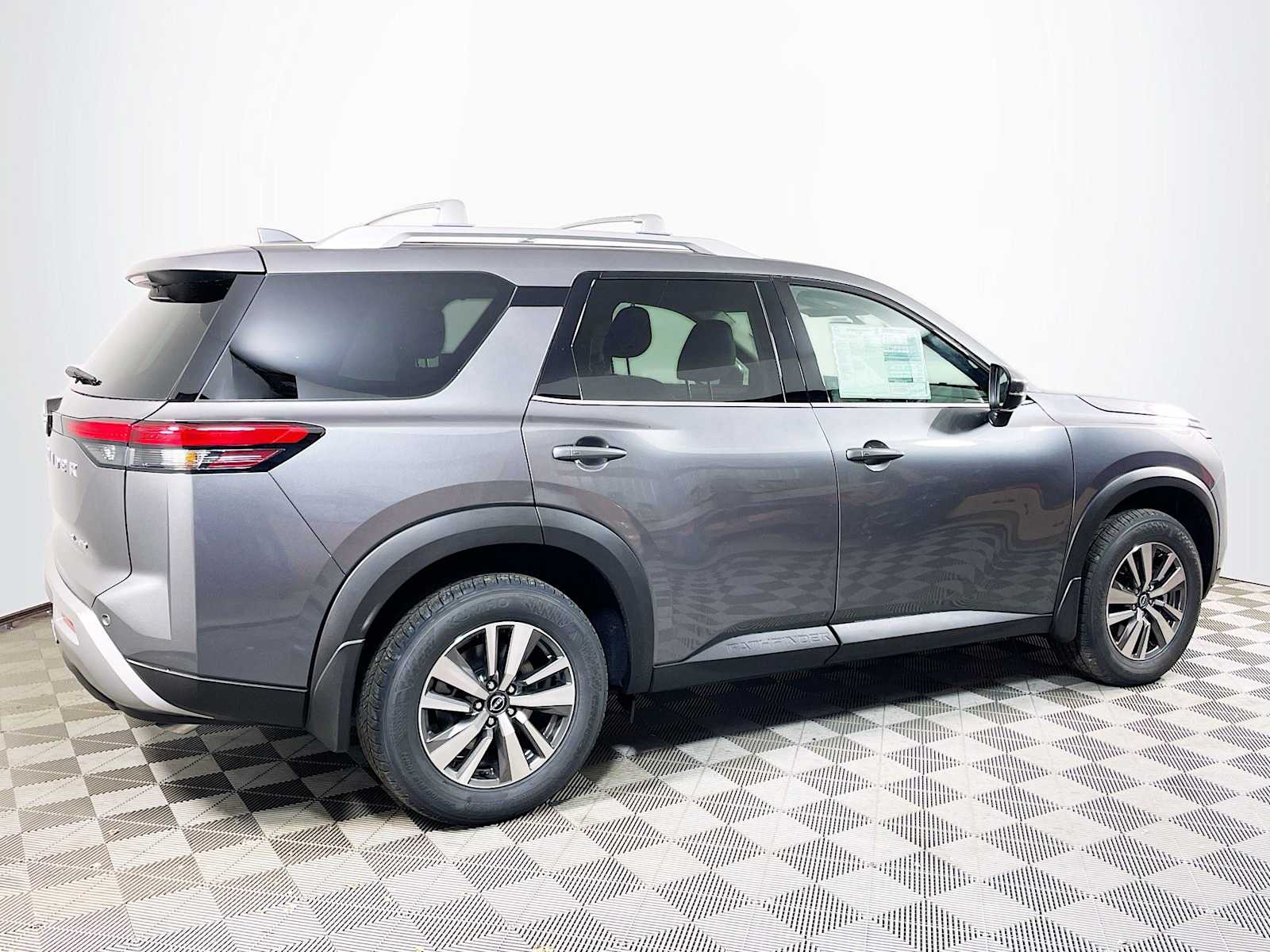 2025 Nissan Pathfinder SL photo 2