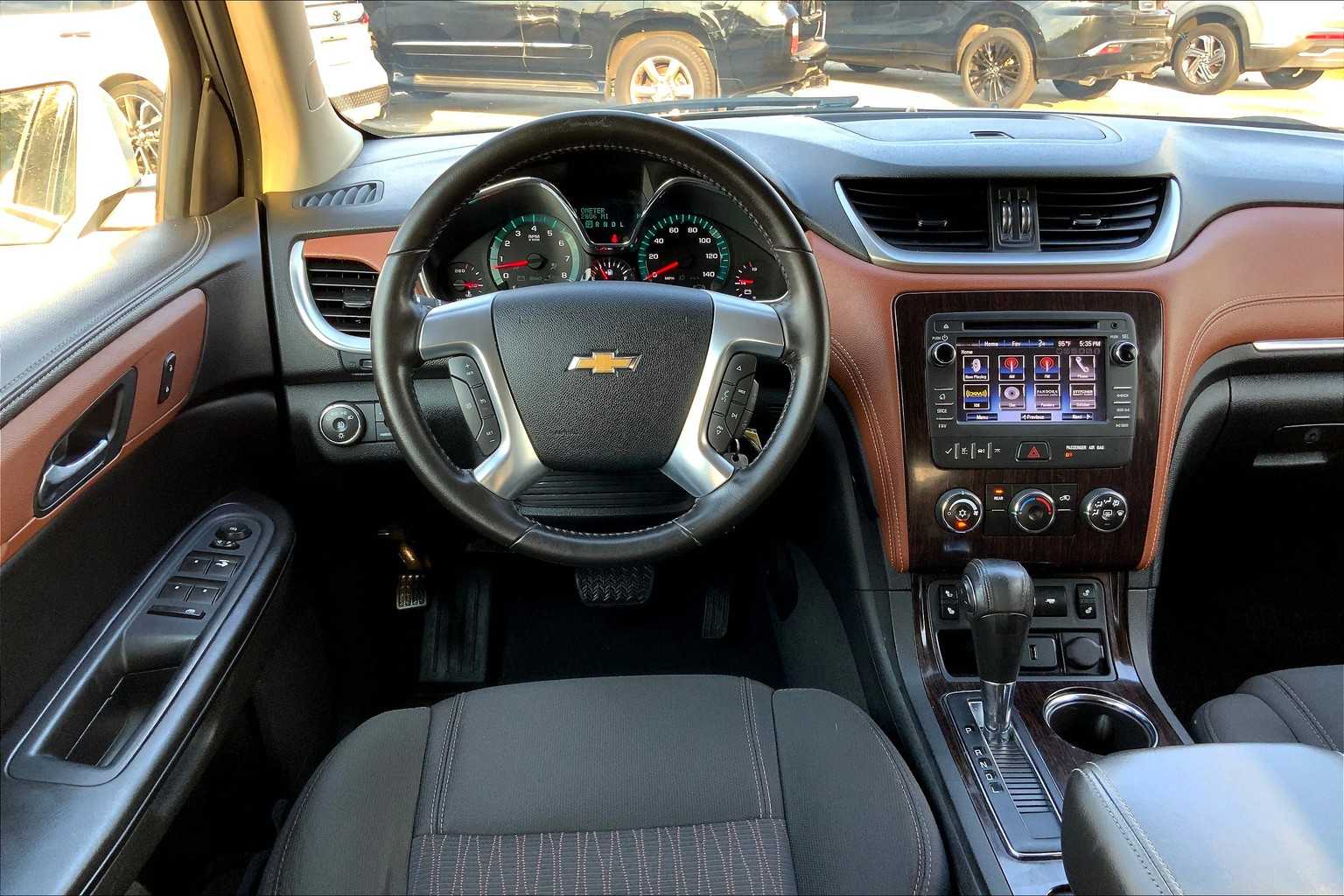 2015 Chevrolet Traverse 1LT photo 5