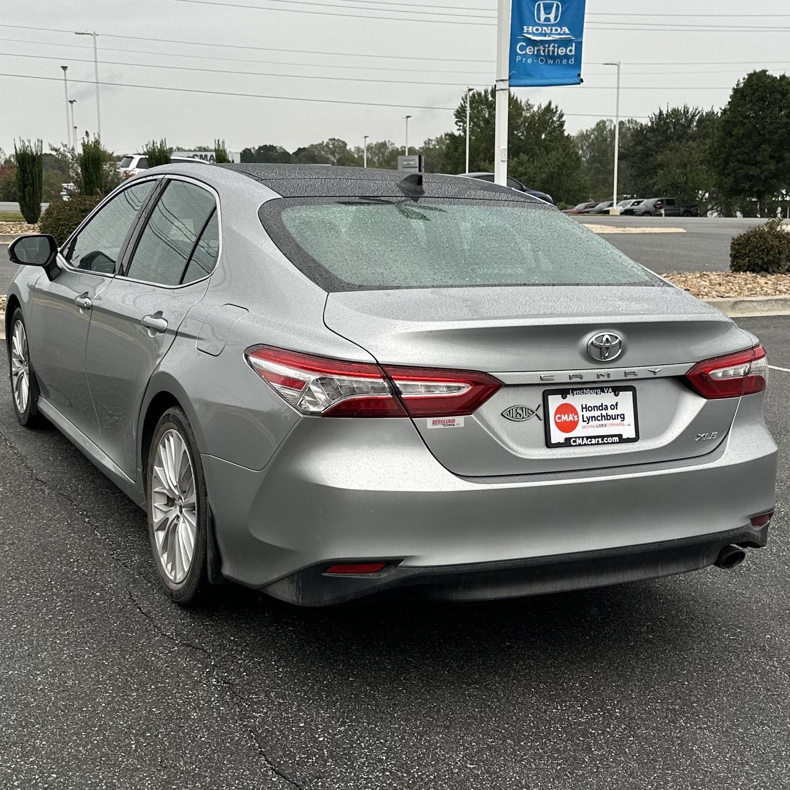 2019 Toyota Camry XLE photo 3
