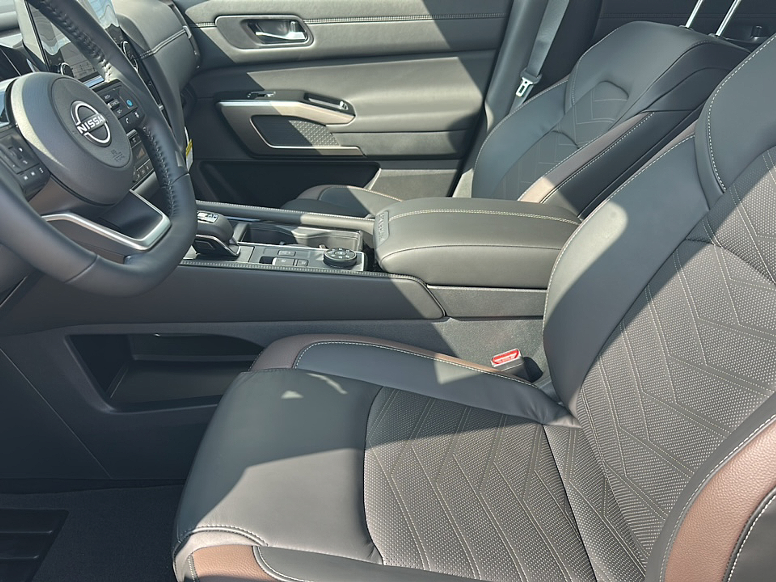 2025 Nissan Pathfinder Platinum photo 4