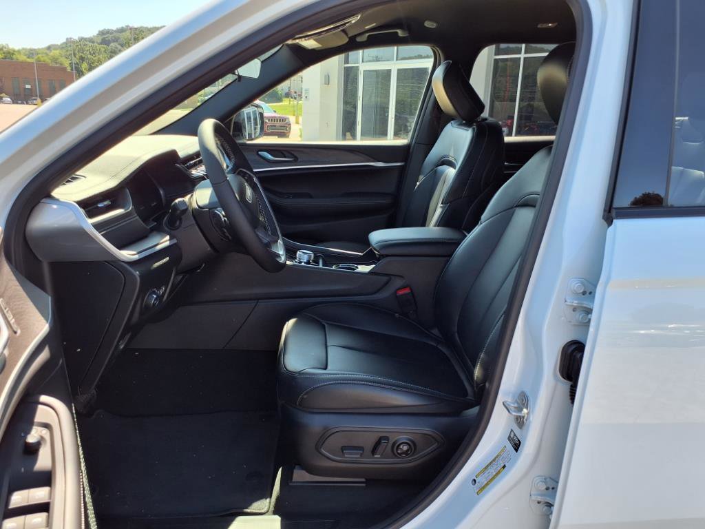 2025 Jeep Grand Cherokee Limited photo 11