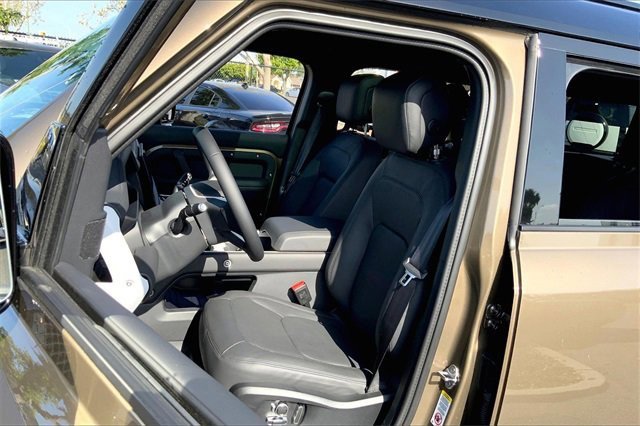 2025 Land Rover Defender 130 X-Dynamic SE photo 8