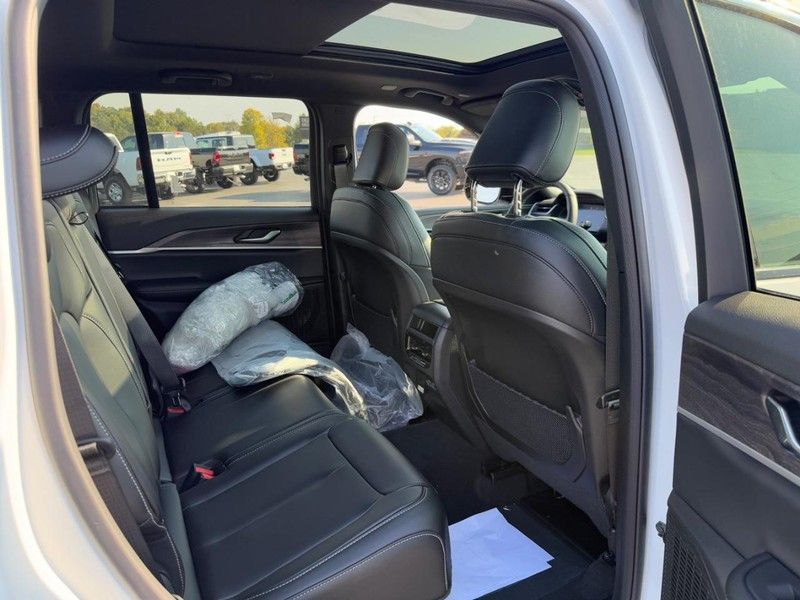 2025 Jeep Grand Cherokee Limited photo 4