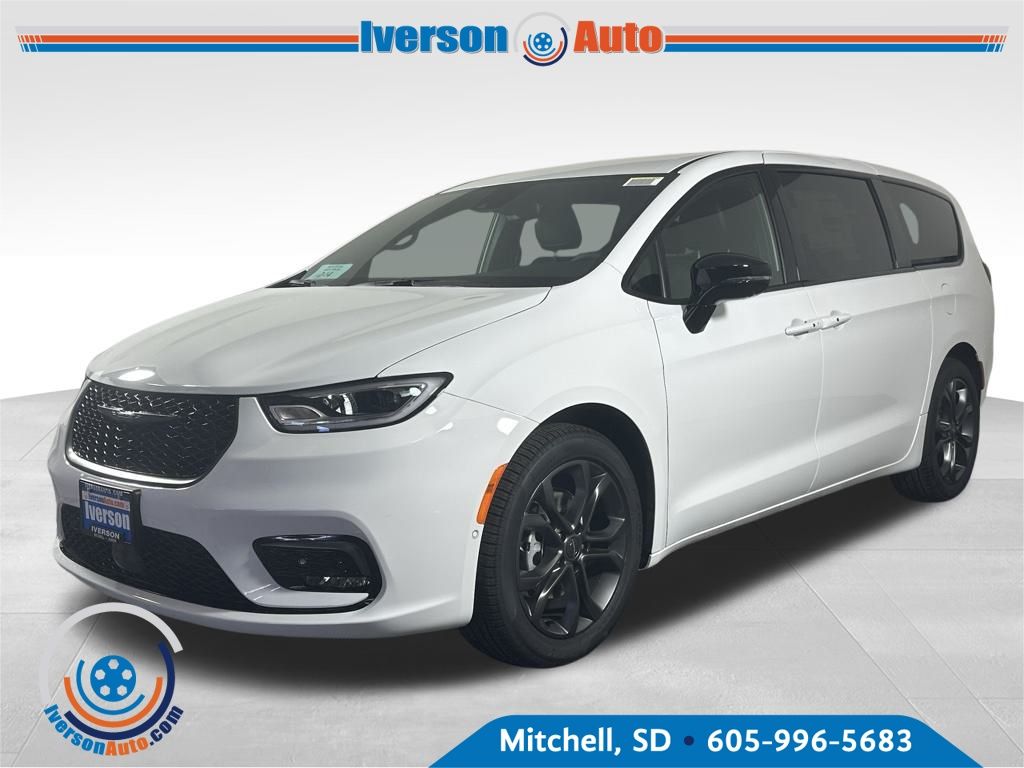 2026 Chrysler Pacifica photo 3
