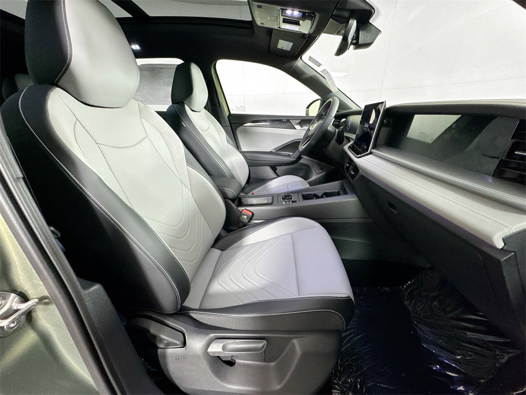 2025 Volkswagen Tiguan SE R-Line Black photo 10