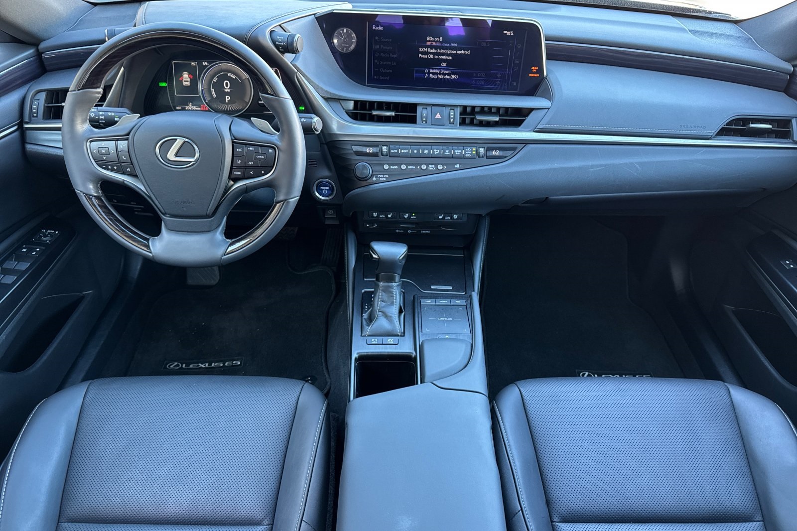 2020 Lexus ES 300h photo 3