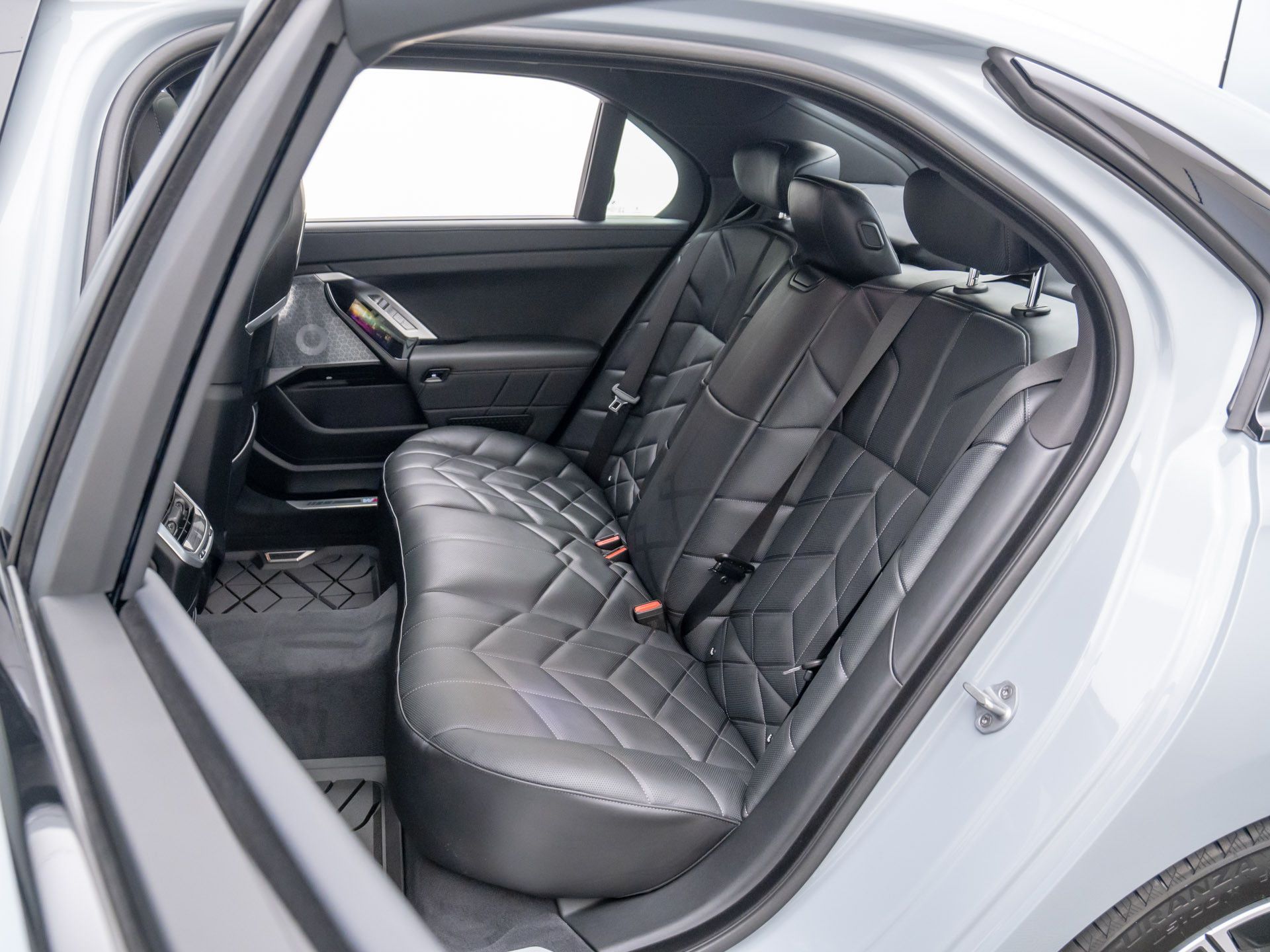 New 2025 Brooklyn Grey Metallic BMW 750e xDrive image 17