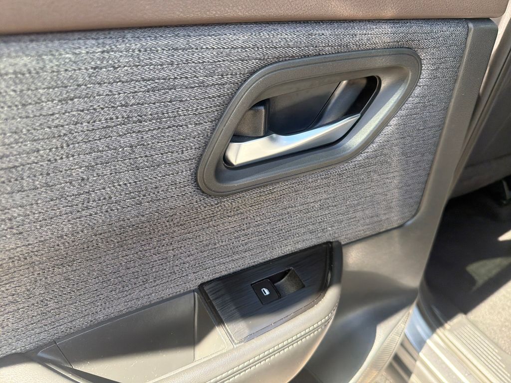 2021 Nissan Rogue SV photo 19