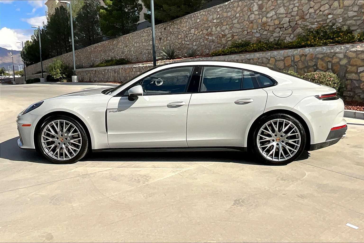 2026 Porsche Panamera 4S E-Hybrid photo 2