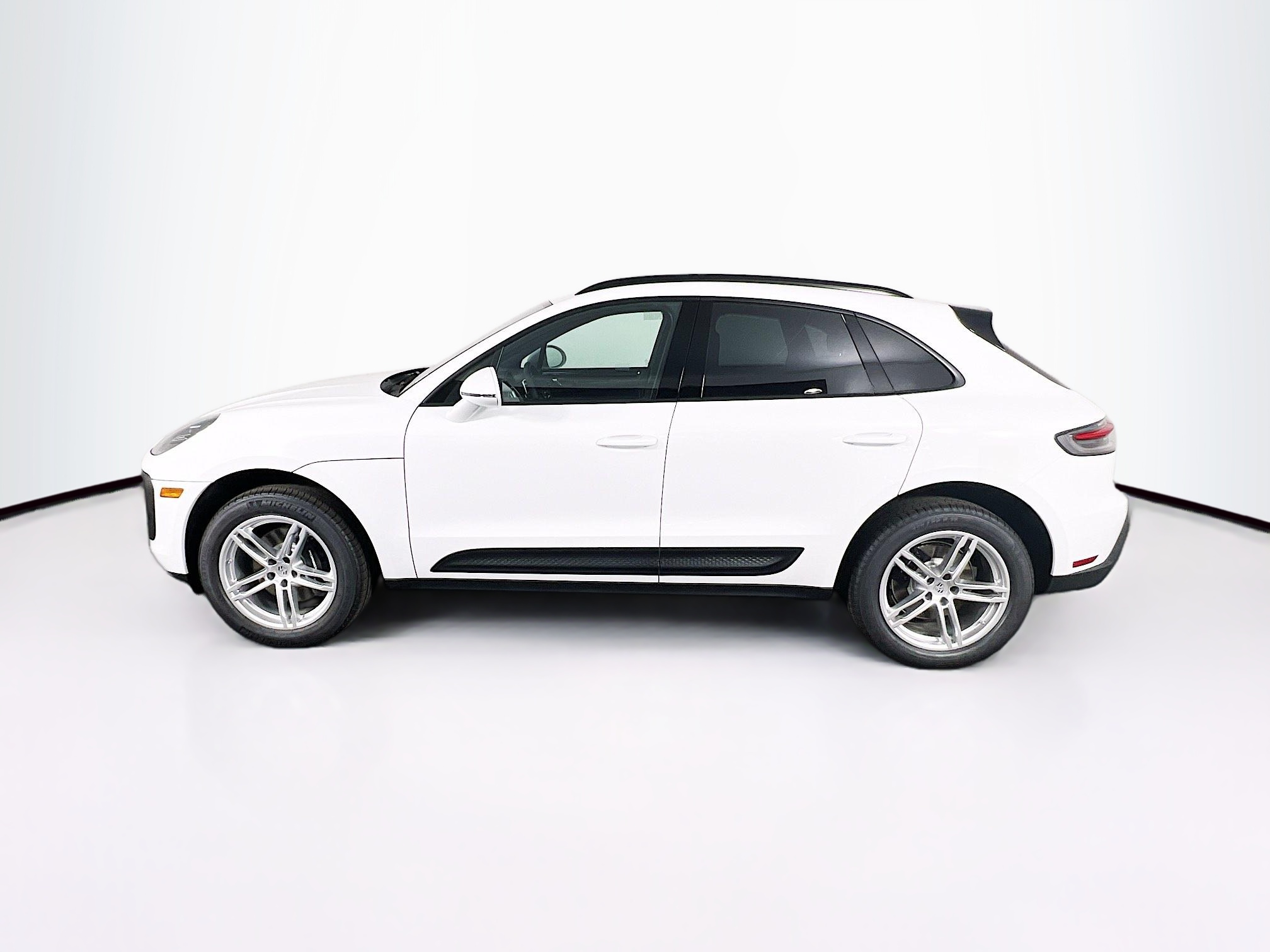 2025 Porsche Macan T photo 2