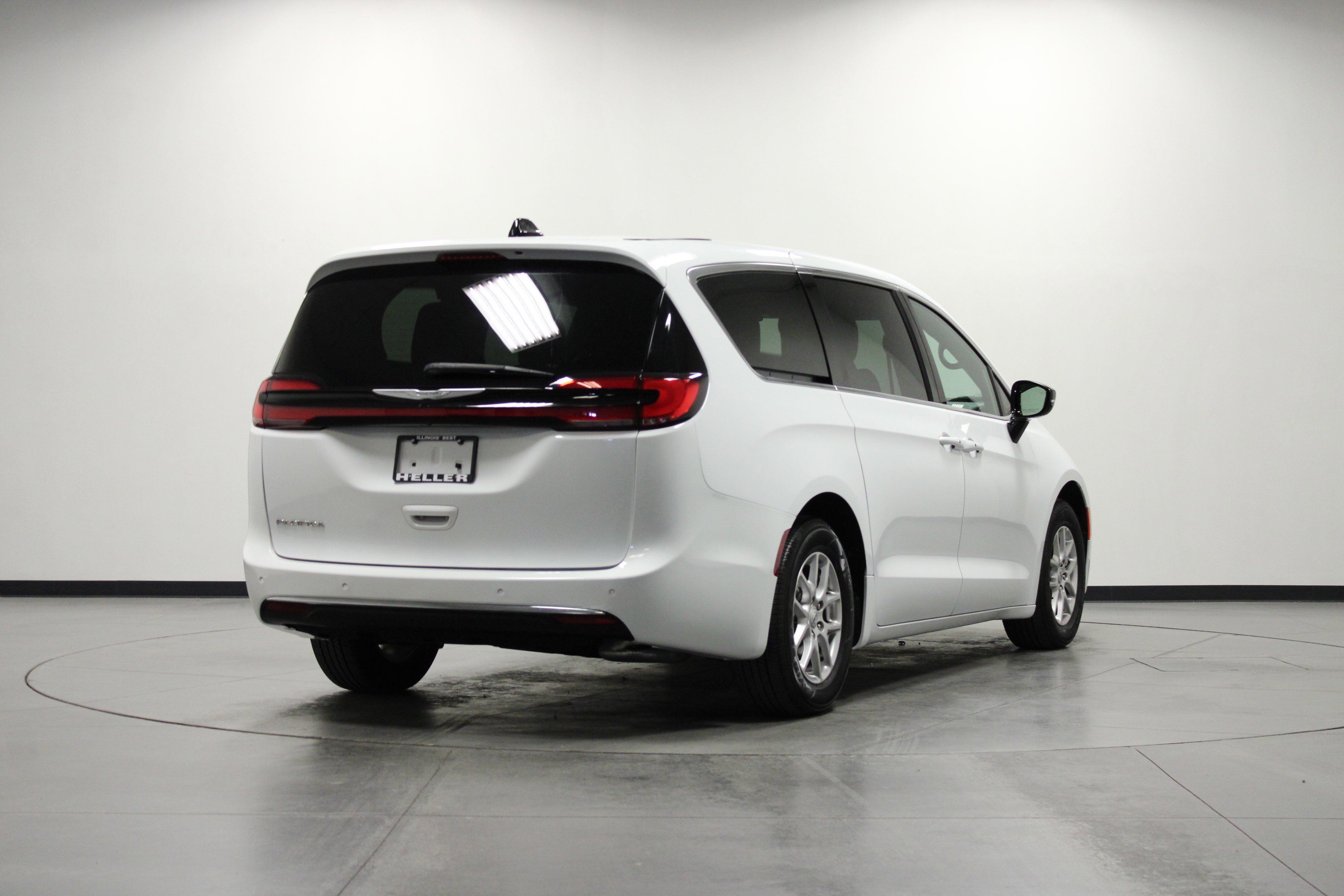 2025 Chrysler Pacifica photo 3