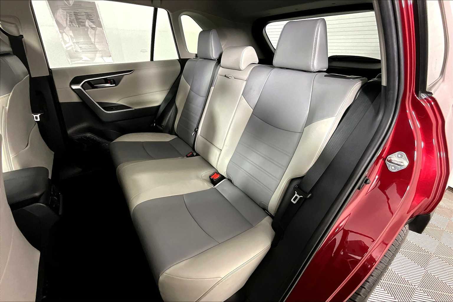 2023 Toyota RAV4 XLE Premium photo 14