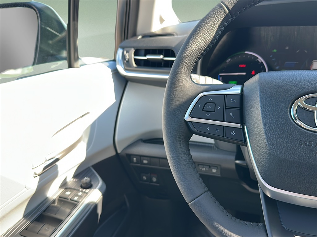 2025 Toyota Sienna XLE photo 13