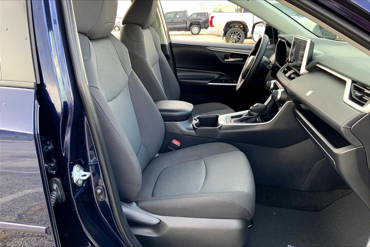 2024 Toyota RAV4 XLE photo 8