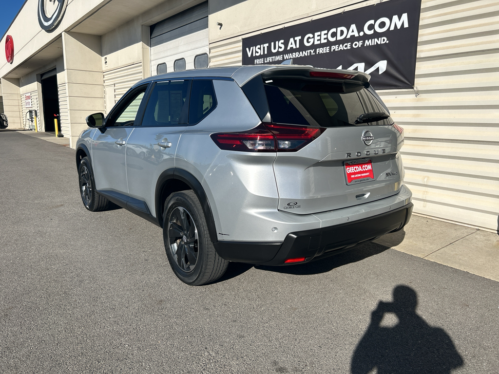 2024 Nissan Rogue SV photo 6