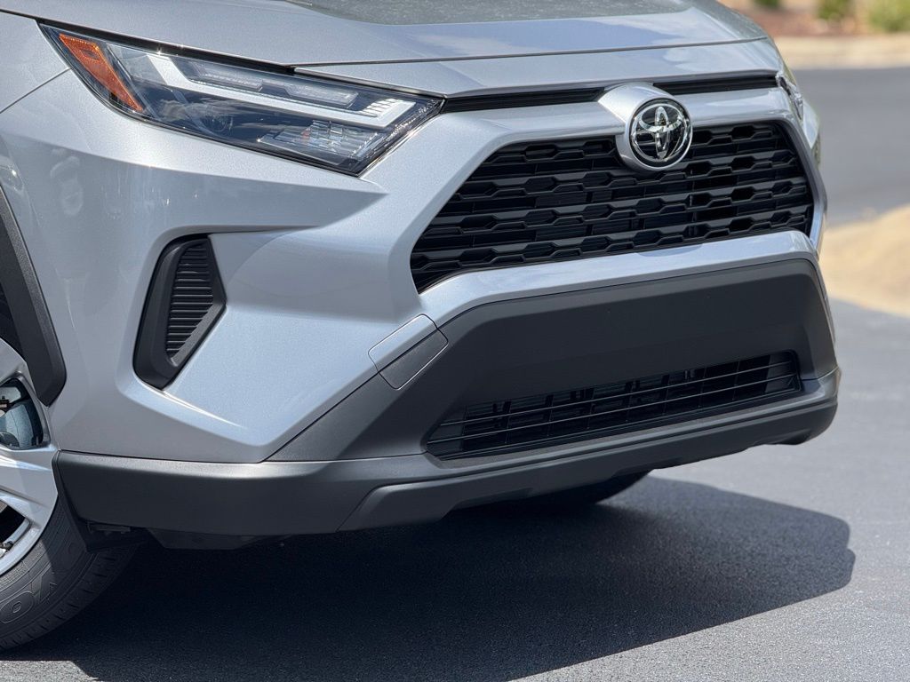 2025 Toyota RAV4 Hybrid LE photo 4
