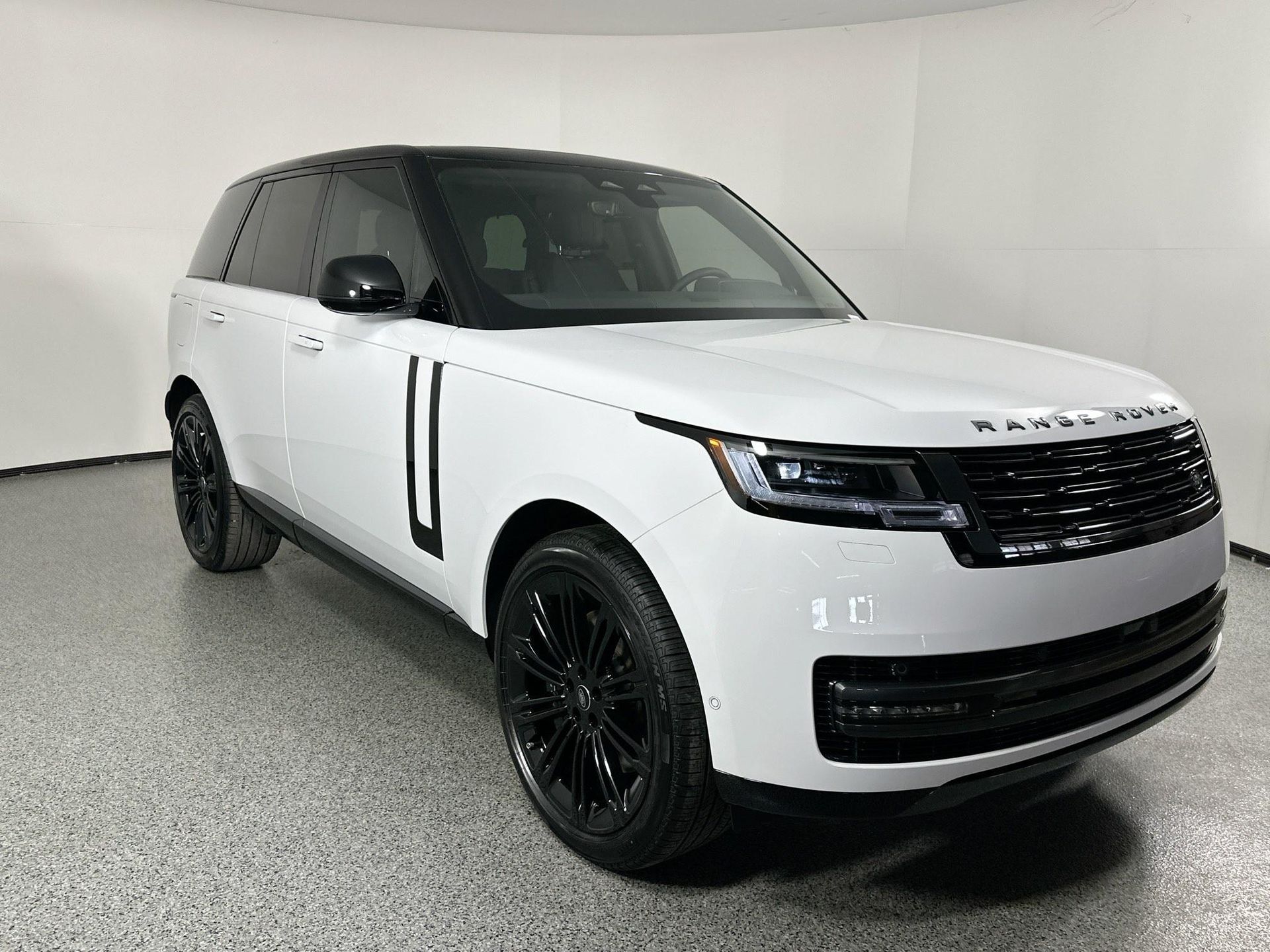 2025 Land Rover Range Rover SE photo 3
