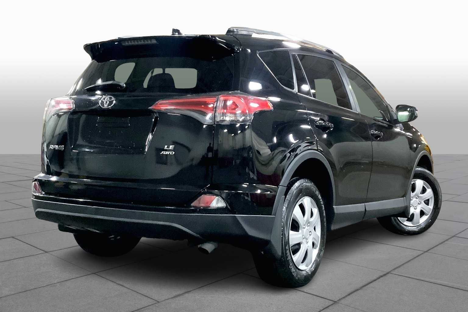 2017 Toyota RAV4 LE photo 11