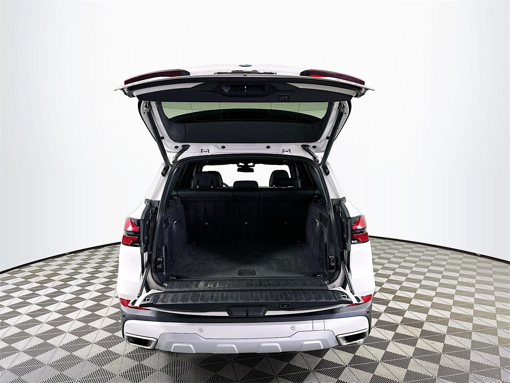 Used 2024 Mineral White Metallic BMW xDrive40i image 28