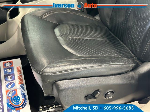 2017 Chrysler Pacifica Touring Plus photo 14