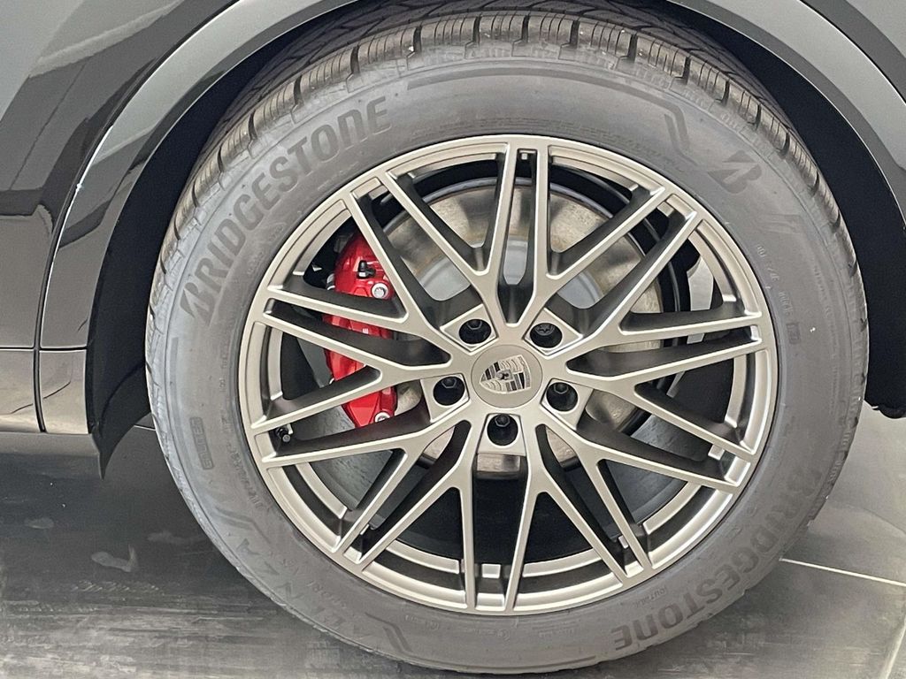 2025 Porsche Cayenne Turbo E-Hybrid photo 12