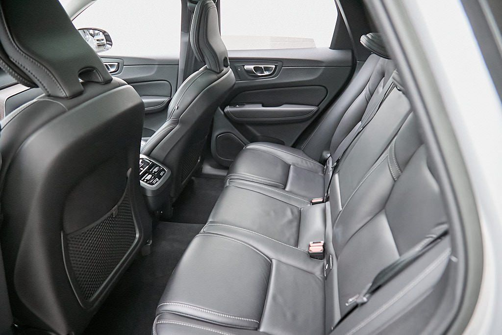 2023 VOLVO XC60 - Image 19