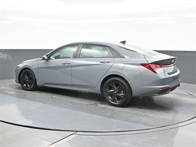 2021 Hyundai Elantra SEL photo 3