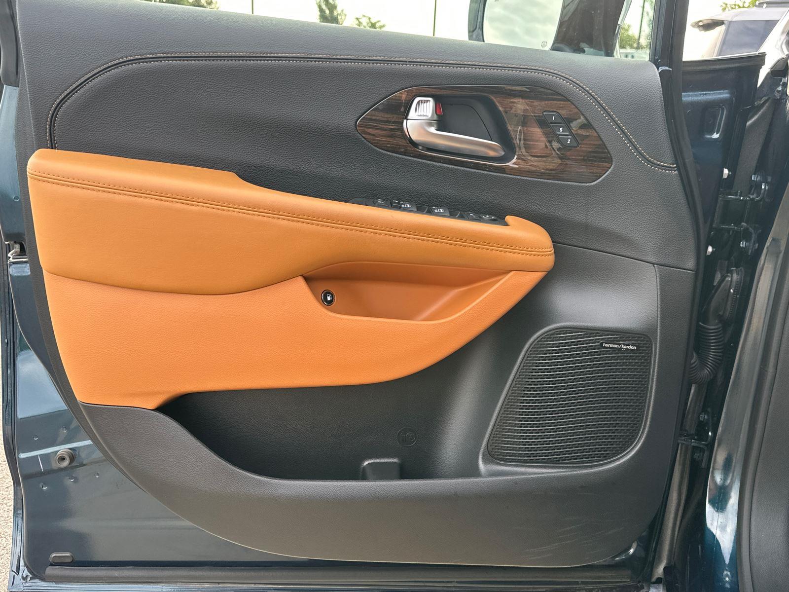 2023 Chrysler Pacifica Hybrid Pinnacle photo 10