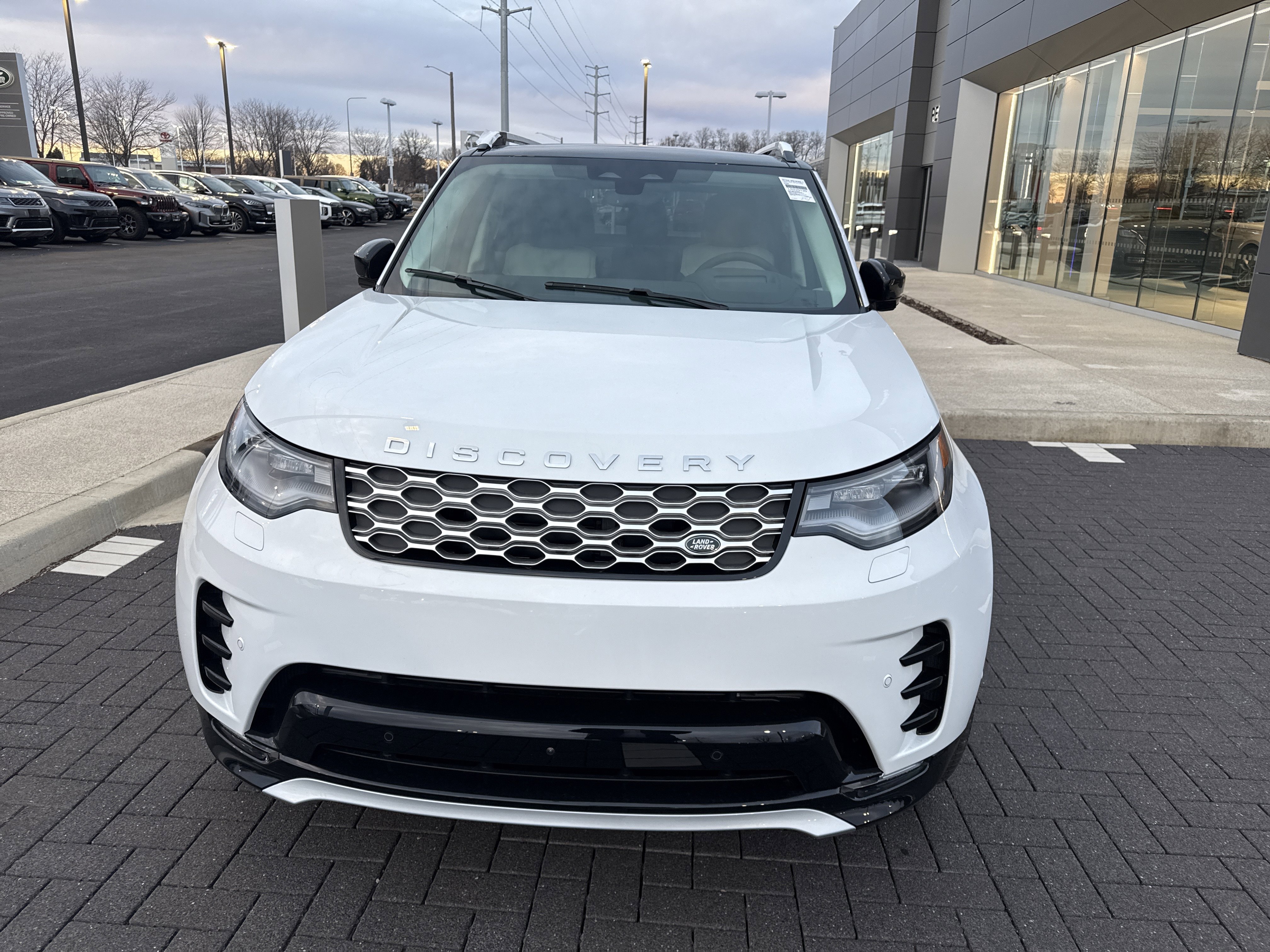 2026 Land Rover Discovery Gemini Edition's photo