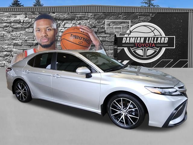 2024 Toyota Camry SE's photo