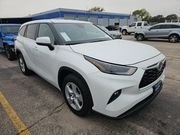 2023 Toyota Highlander LE's photo