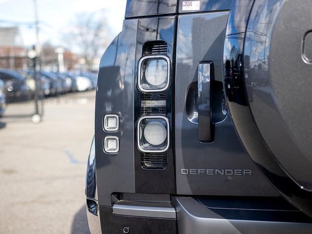 2025 Land Rover Defender 110 V8 photo 5