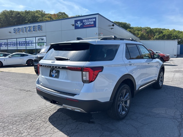 2025 Ford Explorer photo 2