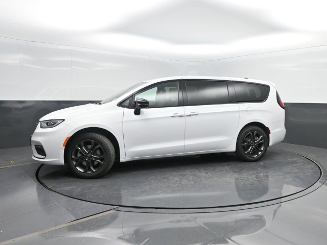 2026 Chrysler Pacifica Select's photo