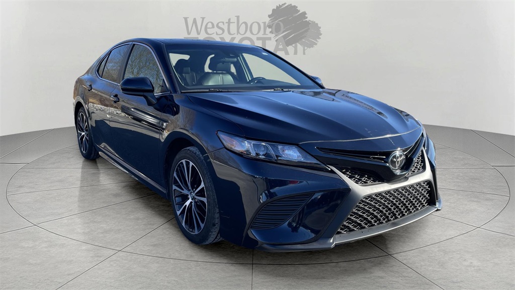2020 Toyota Camry SE's photo