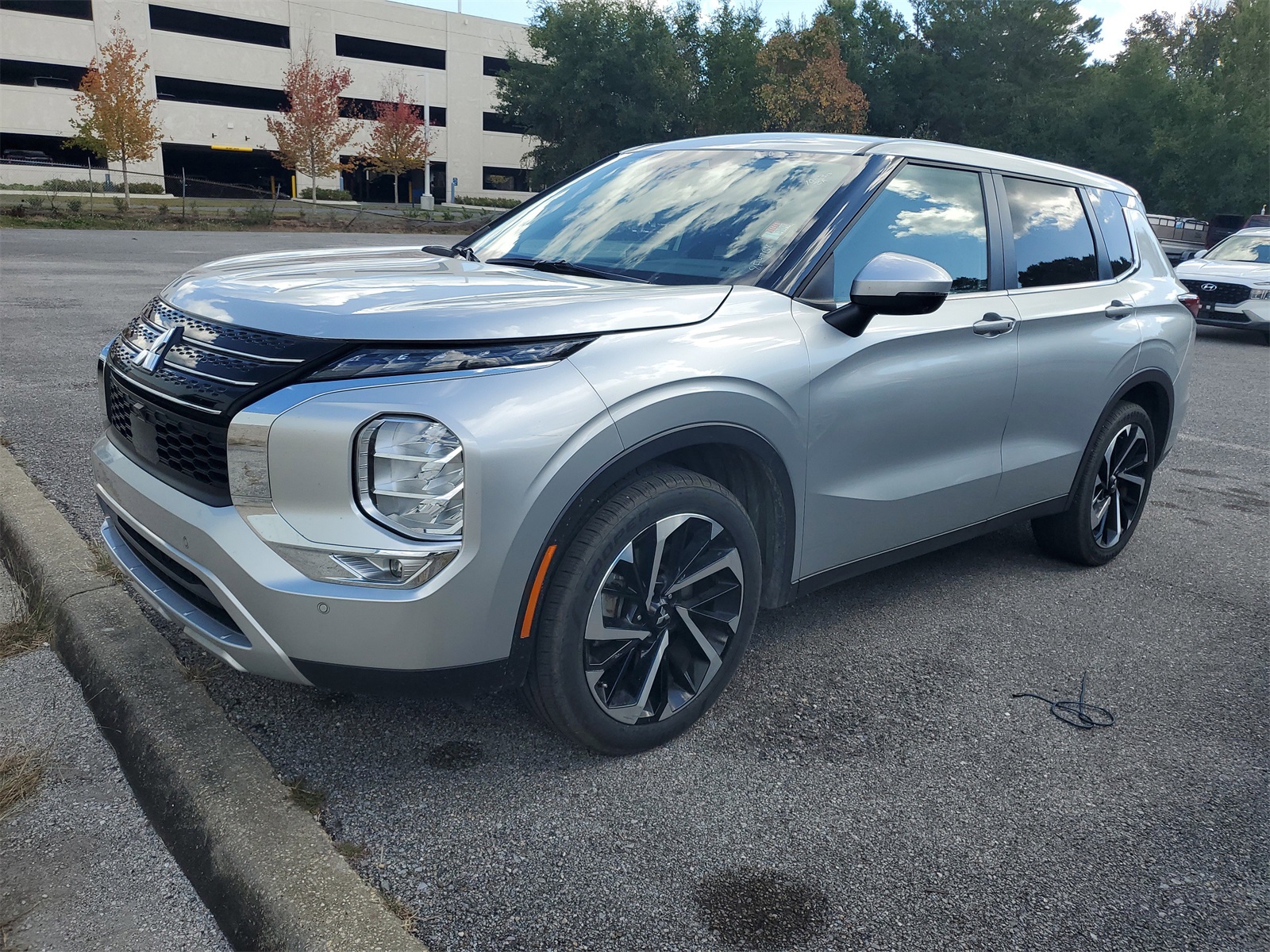 2024 Mitsubishi Outlander SE photo 2