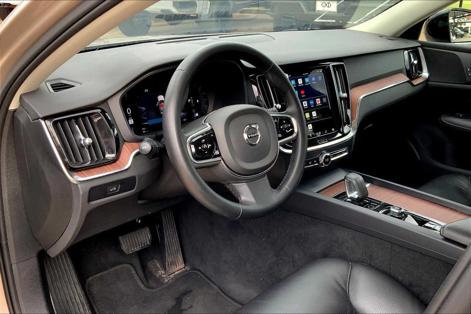 2024 Volvo S60 Plus photo 17