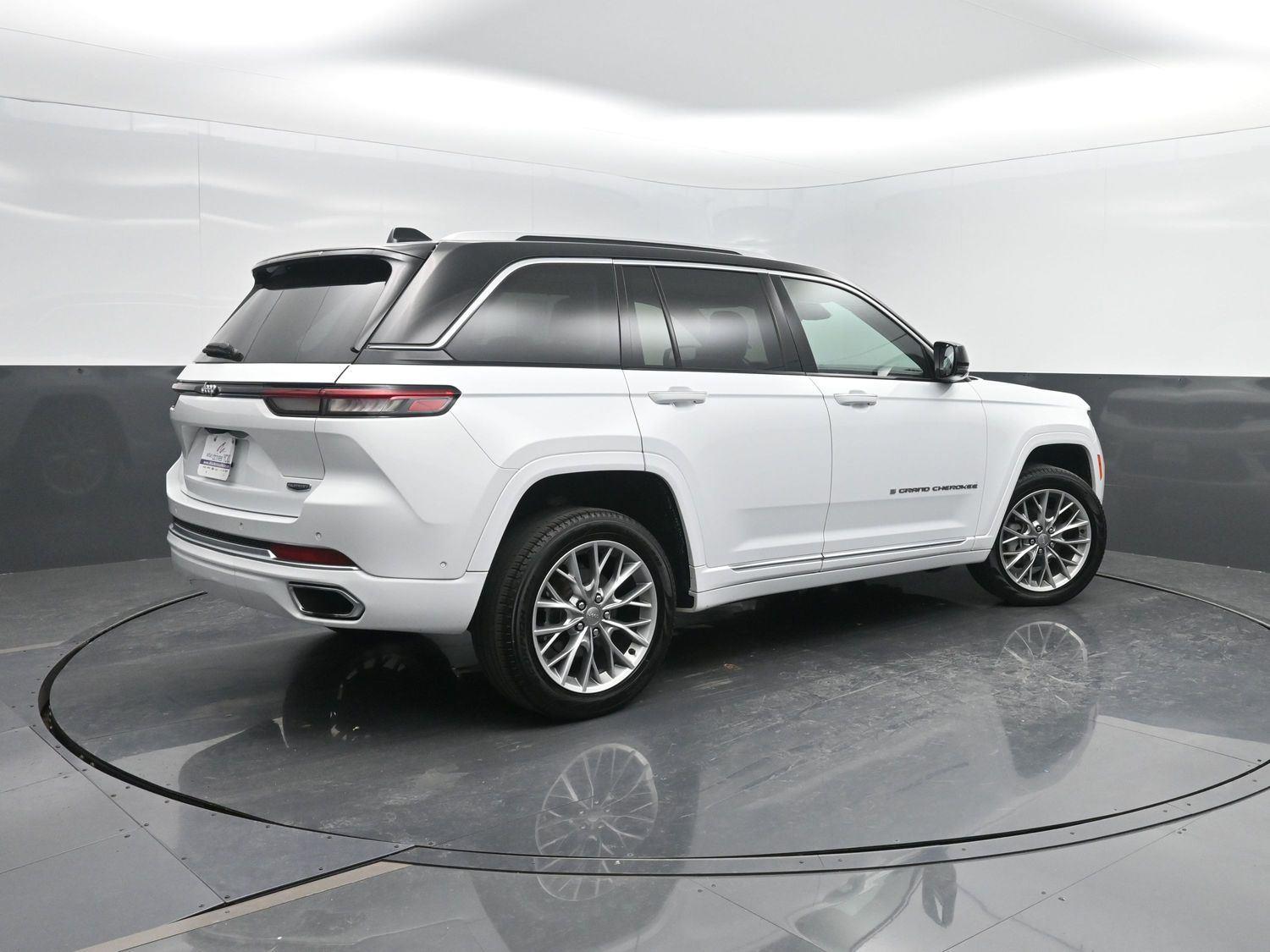 2022 Jeep Grand Cherokee Summit photo 2