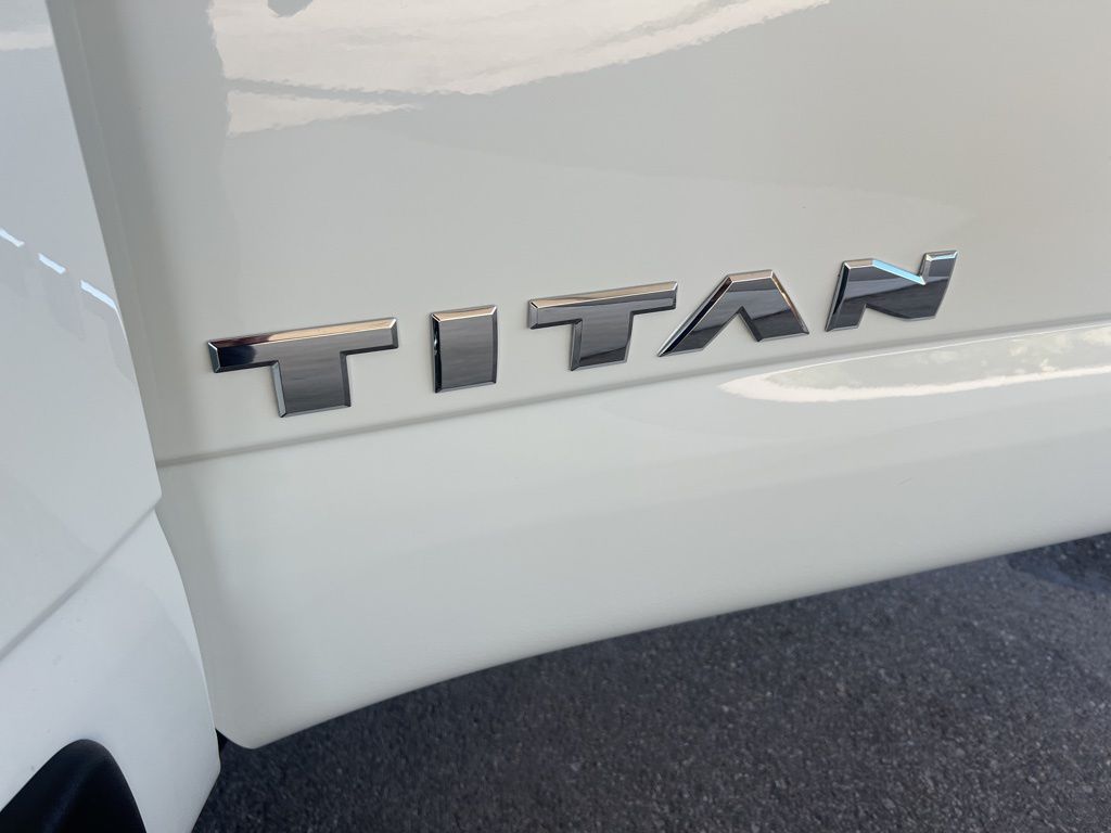 2024 Nissan Titan Crew Cab photo 23
