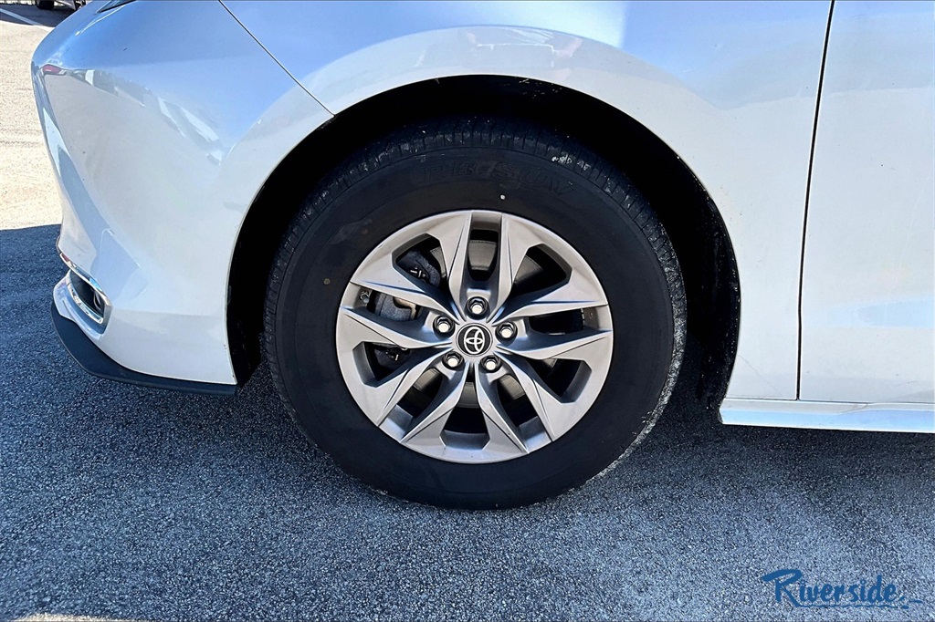2023 Toyota Sienna XLE photo 7
