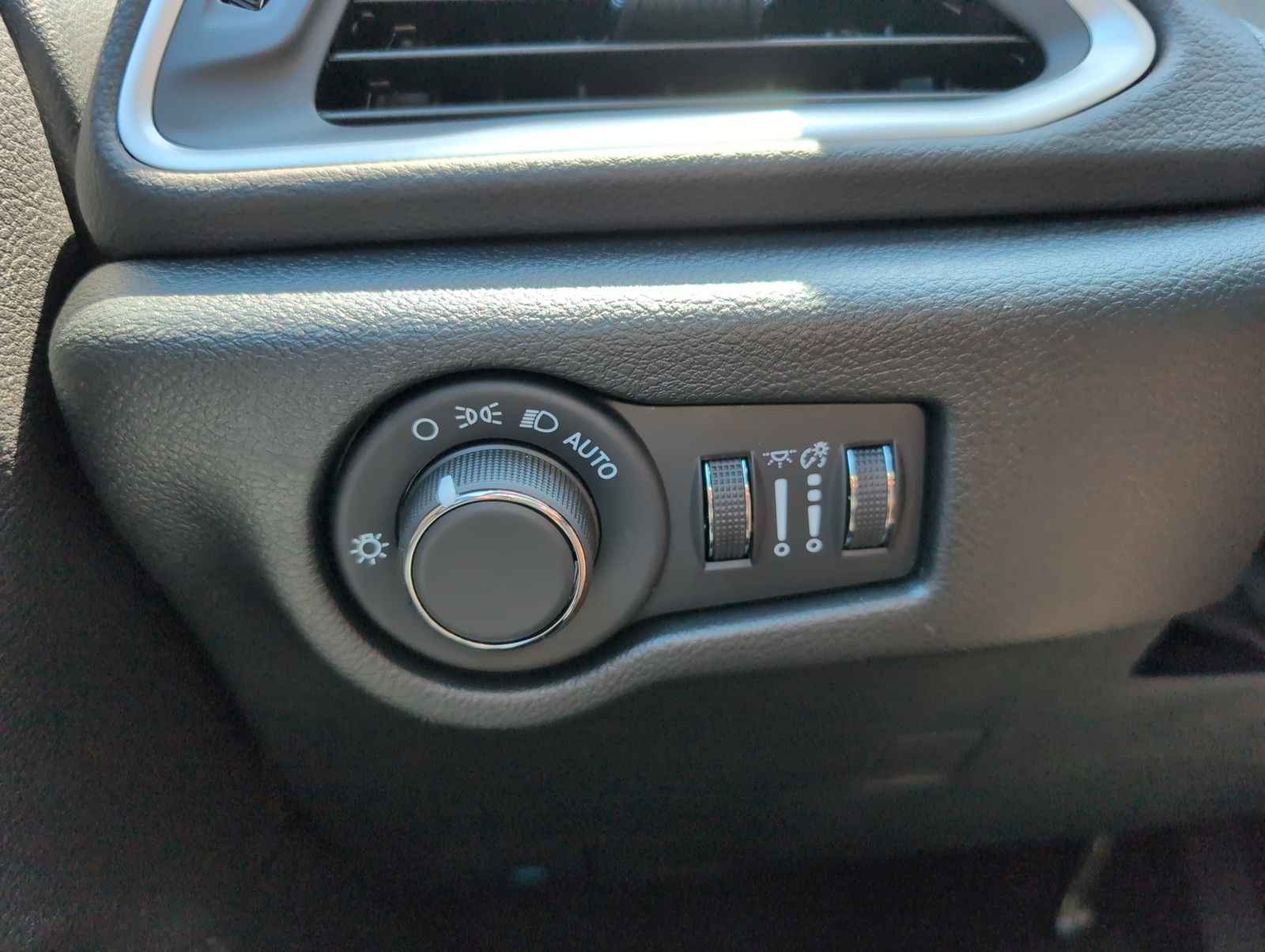 2025 Chrysler Voyager LX photo 14