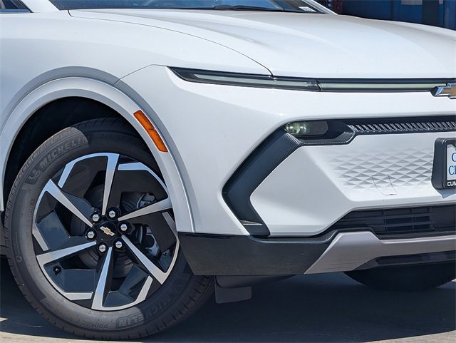 2025 Chevrolet Equinox EV 1LT photo 2
