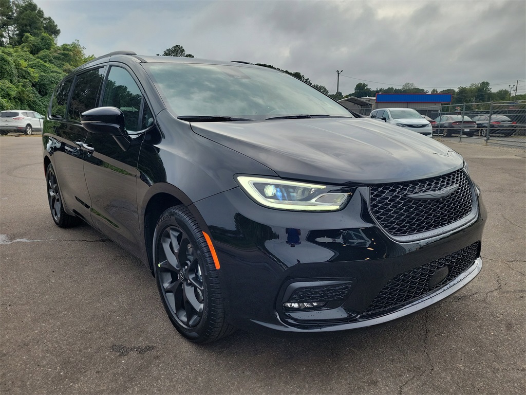 2026 Chrysler Pacifica Select's photo