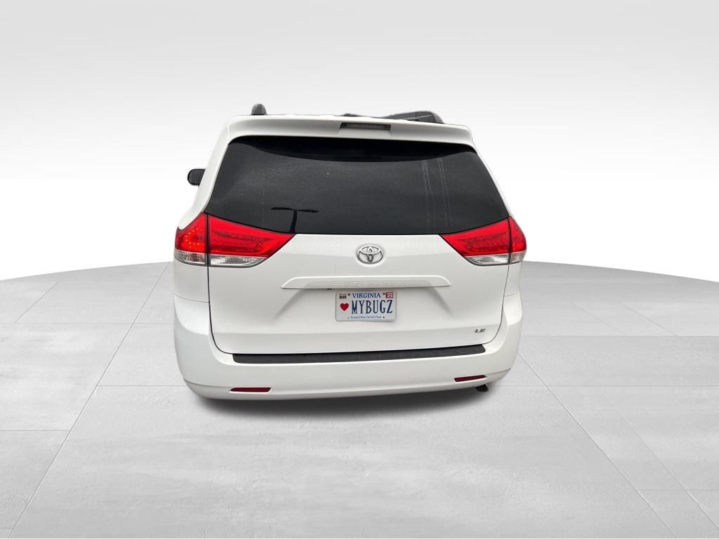 2014 Toyota Sienna LE photo 3