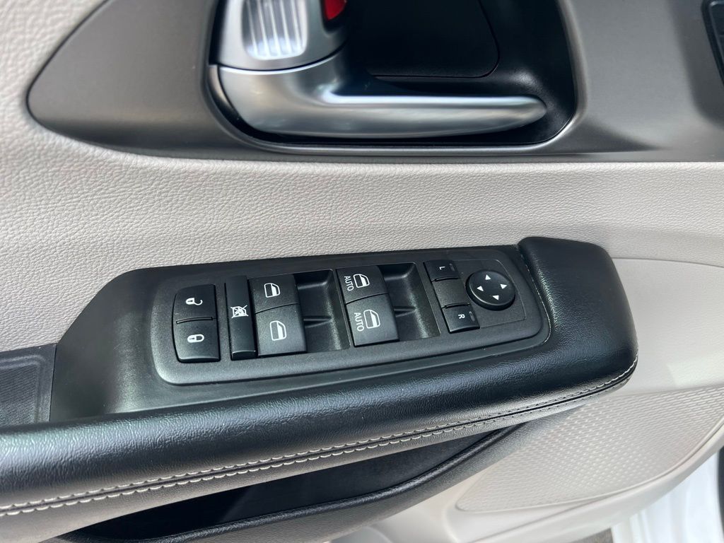 2022 Chrysler Pacifica Touring L photo 13